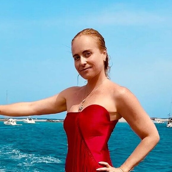 Angélica exibiu o corpo natural a bordo de um maiô diferentão