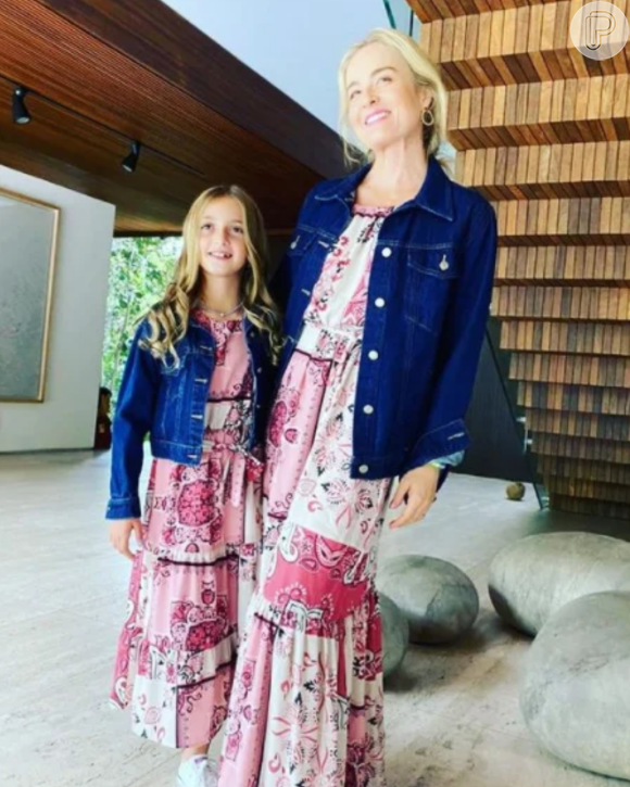 Angelica e Eva: combinação de jeans com vestido longo estampado