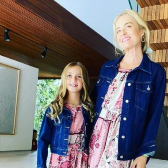 Angelica e Eva: combinação de jeans com vestido longo estampado