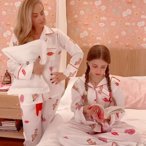 Angelica e Eva surgiram com pijamas iguais recentemente