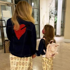 Angelica e Eva repetiram a saia em uma foto fofa: 'Filha de peixe, peixinho é'