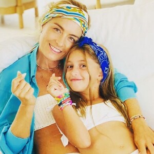 Angelica e Eva também adoram combinar biquíni e outras peças de beachwear