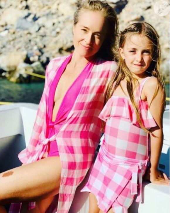 Angelica e Eva encantaram com a mesma estampa rosa xadrez em um passeio de barco