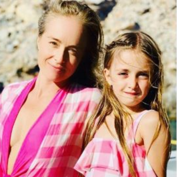 Angelica e Eva encantaram com a mesma estampa rosa xadrez em um passeio de barco