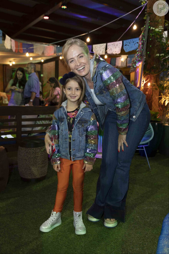 Angelica e Eva elegeram uma jaqueta colorida idêntica para curtir uma festa de aniversário