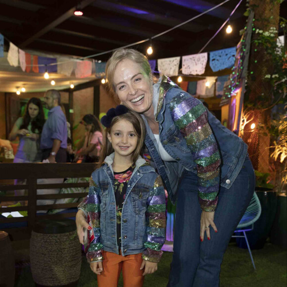 Angelica e Eva elegeram uma jaqueta colorida idêntica para curtir uma festa de aniversário