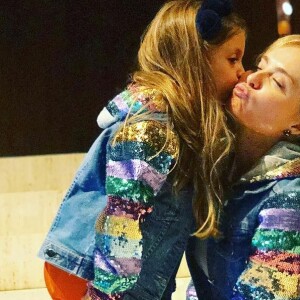 Angelica e Eva usaram jaquetas combinadas em maio de 2018