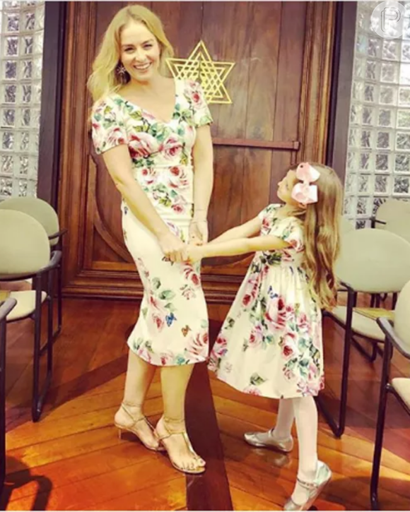 Angelica e Eva com vestidos floridos iguais