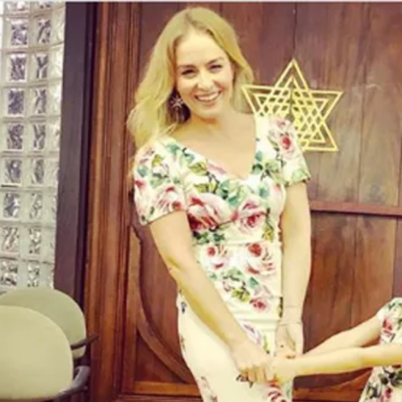 Angelica e Eva com vestidos floridos iguais