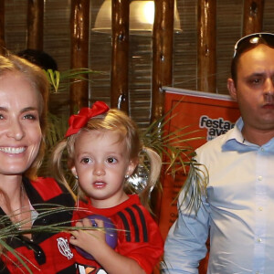 Angelica e Eva: camisa de time também conta! Mãe e filha demonstraram o amor pelo Flamengo na festa de aniversário de Benício, em 2014