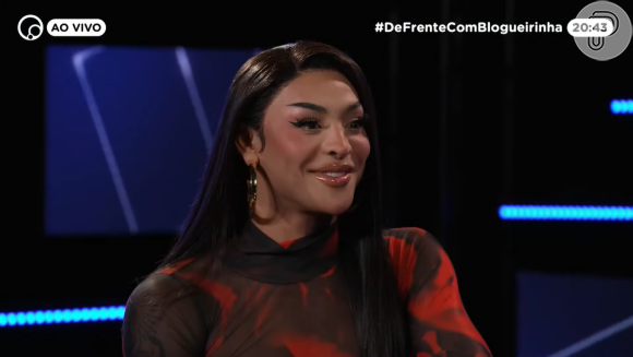 Pabllo Vittar, no "De Frente com Blogueirinha", alfineta haters do Twitter: "Vai lavar uma louça, lavar o cabelo, sei lá!"