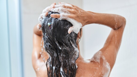 Entenda a diferença entre shampoo antirresíduos, shampoo detox e o shampoo normal