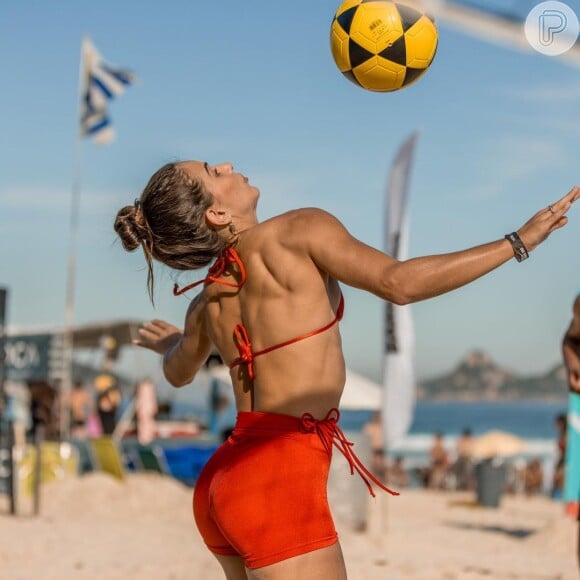 Luiza Caldi gosta de jogar futevôlei nas praias.