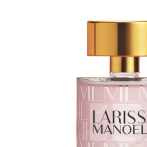 Mais recente perfume da Larissa Manoela para a Jequiti é um Âmbar Floral com notas de topo de Frutas Vermelhas, Toranja e Bergamota