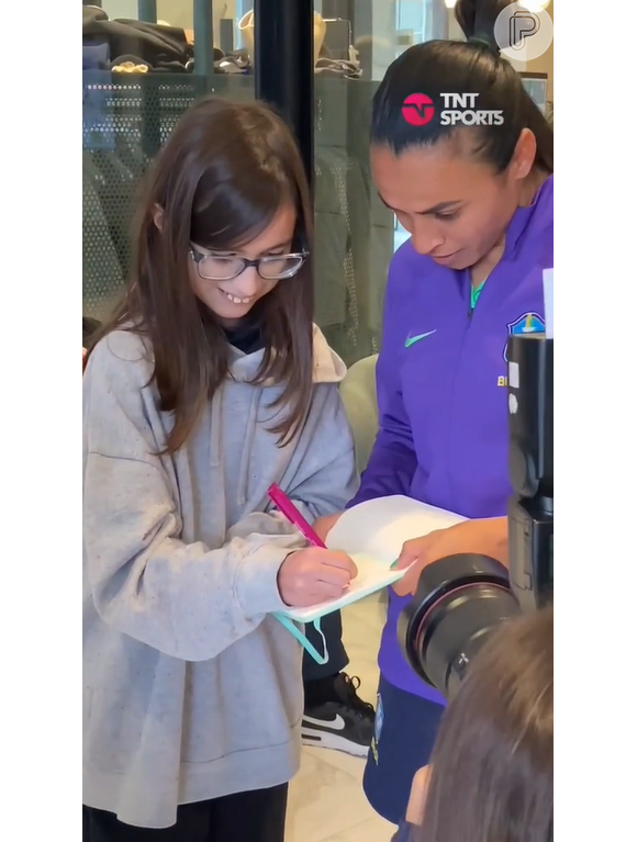 Marta pediu autógrafo da minifã Bianca