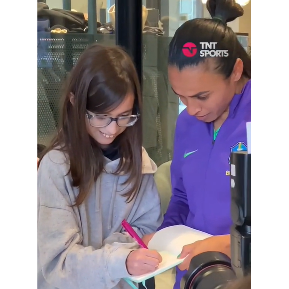 Marta pediu autógrafo da minifã Bianca