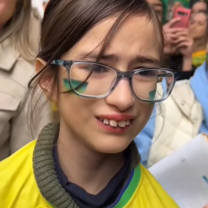 A jovem Bianca viralizou após não conseguir autógrafo de jogadoras da Seleção Brasileira