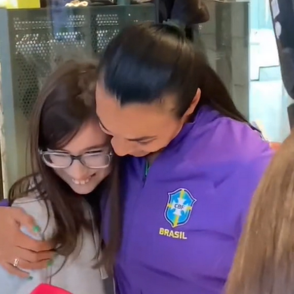 Menina que viralizou por não conseguir encontrar jogadoras da Seleção Brasileira conhece Marta