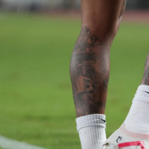 Neymar escreveu os nomes de Davi Lucca e Mavie em chuteira