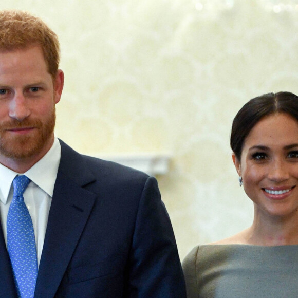 Príncipe Harry e Meghan Markle não foram convidados para o casamento de Brooklyn Beckham, o que levantou rumores de rompimento com a família