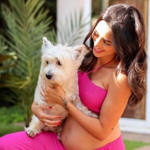 Bruna Biancardi deixou a barriga à mostra em publicação com os cachorros