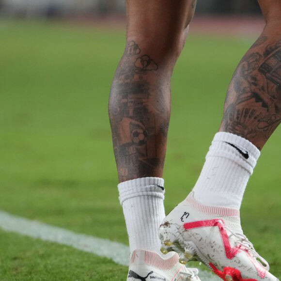 Recentemente, Neymar homenageou os filhos em chuteira em treino pelo PSG