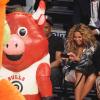 Beyonce é flagrada fotografando um dos mascotes do jogo de basquete em fevereiro de 2013