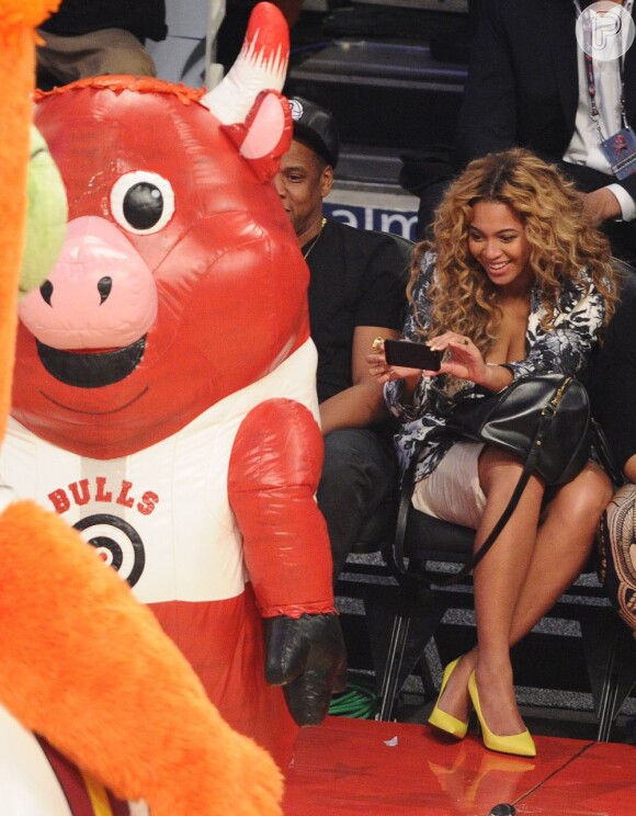 Beyonce é flagrada fotografando um dos mascotes do jogo de basquete em fevereiro de 2013