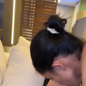 Pyong Lee é beijado por Vanessa Apois enquanto dorme em festa na Casa da Barra