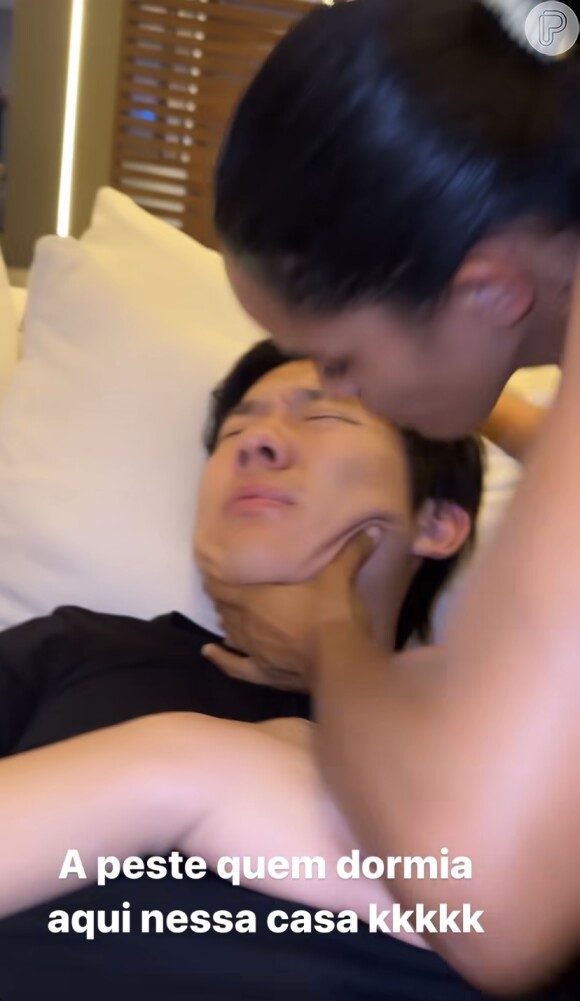 Pyong Lee tenta se afastar de Vanessa Apois enquanto ela tenta beijá-lo enquanto ele dorme e Carlinhos Maia filma tudo