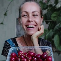 6 anos sem água, frutas exóticas e comida crua: dieta restritiva leva à morte influenciadora russa de 39 anos
