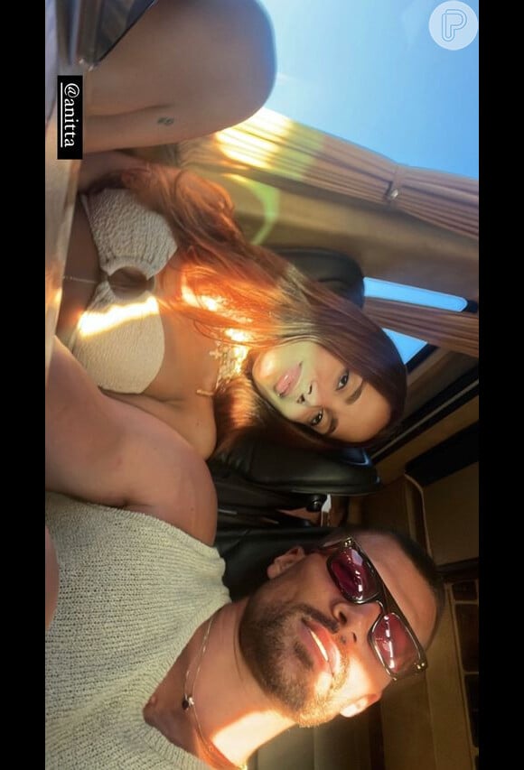 Anitta faz live no Instagram em que responde internautas sobre ela ter 'vencido na vida' por estar namorando Simone Susinna