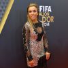 A jogadora brasileira Marta escolheu um vestido brilhoso de comprimento midi
