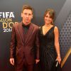 Antonella Roccuzzo, mulher de Lionel Messi, escolhe vestido longo com aplicações de brilho para prestigiar o Bola de Ouro 2014, em 12 de janeiro de 2014