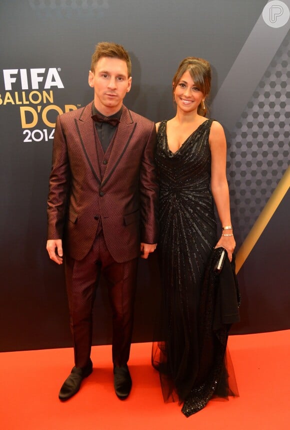 Antonella Roccuzzo, mulher de Lionel Messi, escolhe vestido longo com aplicações de brilho para prestigiar o Bola de Ouro 2014, em 12 de janeiro de 2014