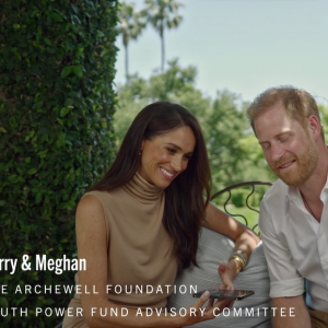 Príncipe Harry e Megan Markle se unem a fundação Archewell e surge em vídeos dando parabéns a estudantes que ganharam bolsas de estudo.