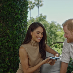 Príncipe Harry e Megan Markle surgiram em vídeo e minimizaram os boatos de que estariam se divorciando.