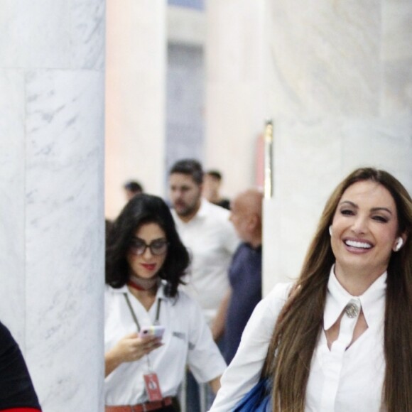 Patrícia Poeta deu um toque super ousado à produção com botas brancas de cano longo