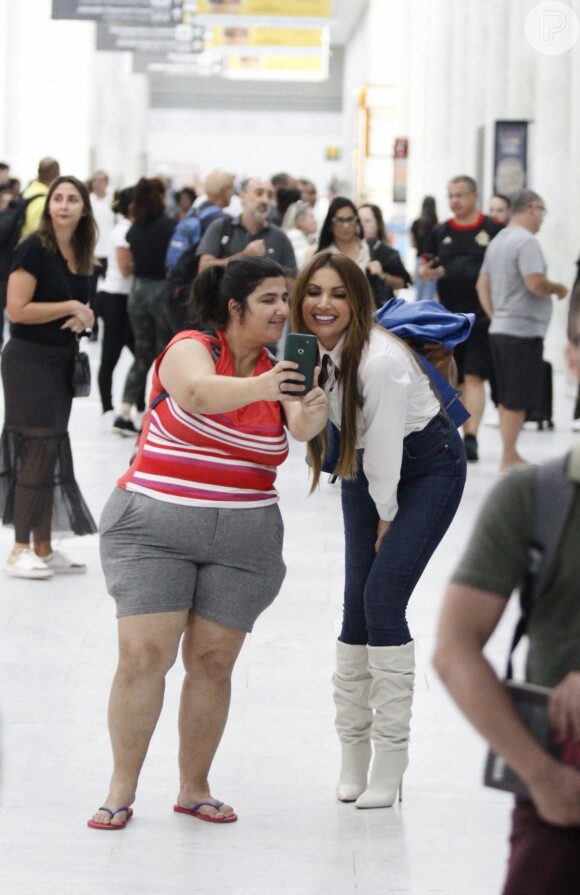 Patrícia Poeta não recusou pedidos de selfie em aeroporto
