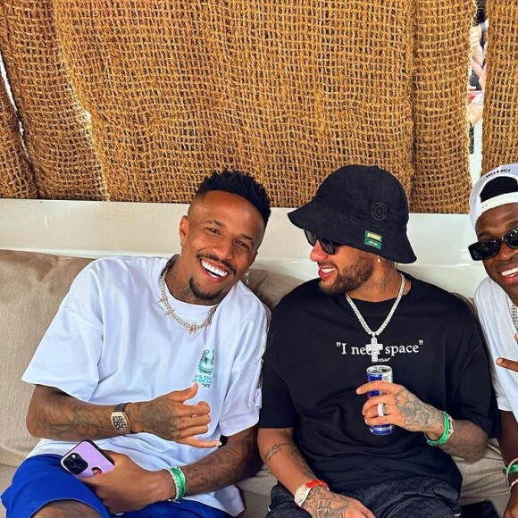 Neymar está em Ibiza curtindo com Vini Jr. e Éder Militão enquanto Bruna Biancardi está no Brasil.