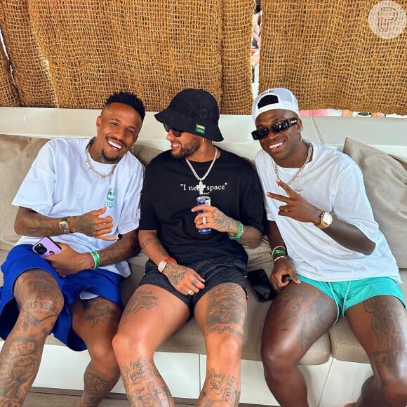 Neymar tem curtido os dias em Ibiza com amigos como Vini Jr. e Éder Militão