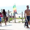 Carmo Dalla Vecchia, de 'Império', atrai olhares ao passear em praia no Rio