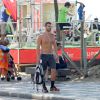 Carmo Dalla Vecchia, de 'Império', passeia em orla de praia do Rio de Janeiro, nesta terça-feira, 13 de janeiro de 2015