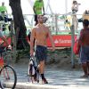 Carmo Dalla Vecchia, o vilão Maurílio de 'Império', usa fone e passeia de tênis e meias em orla de praia do Rio de Janeiro