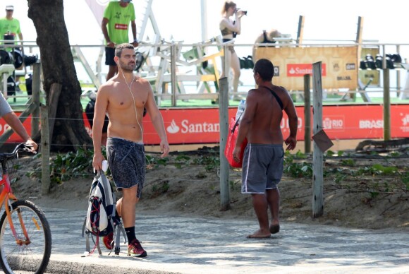 Carmo Dalla Vecchia, o vilão Maurílio de 'Império', usa fone e passeia de tênis e meias em orla de praia do Rio de Janeiro