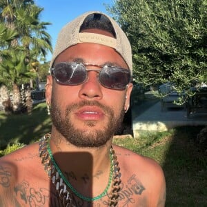 Neymar sempre gostou de curtir, viajar, sair e entre outros e isso afeta o seu desempenho no futebol. Por isso, as torcidas dos times que ele joga pega no seu pé.