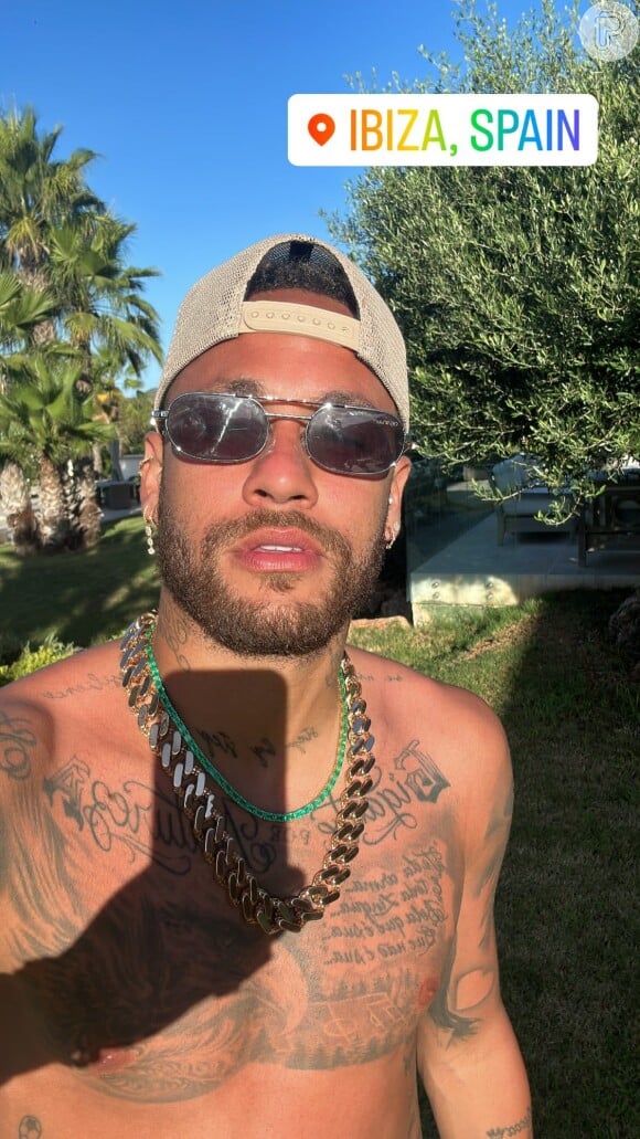 Neymar sempre gostou de curtir, viajar, sair e entre outros e isso afeta o seu desempenho no futebol. Por isso, as torcidas dos times que ele joga pega no seu pé.