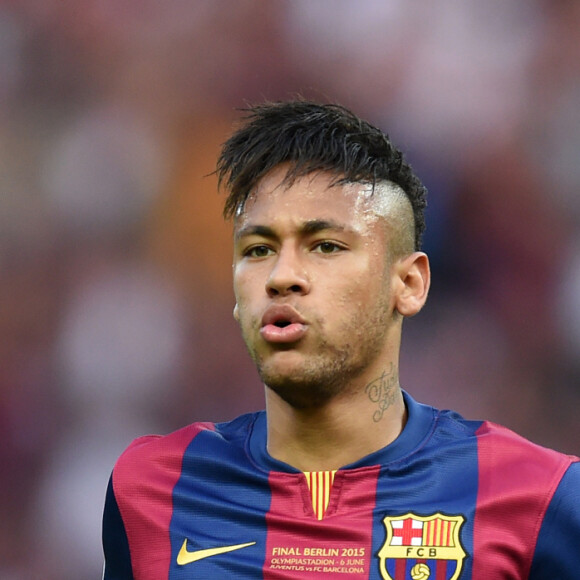 Neymar jogou no Barcelona durante quatro anos e foi bem vitorioso, saiu do time porque ganharia mais no PSG.