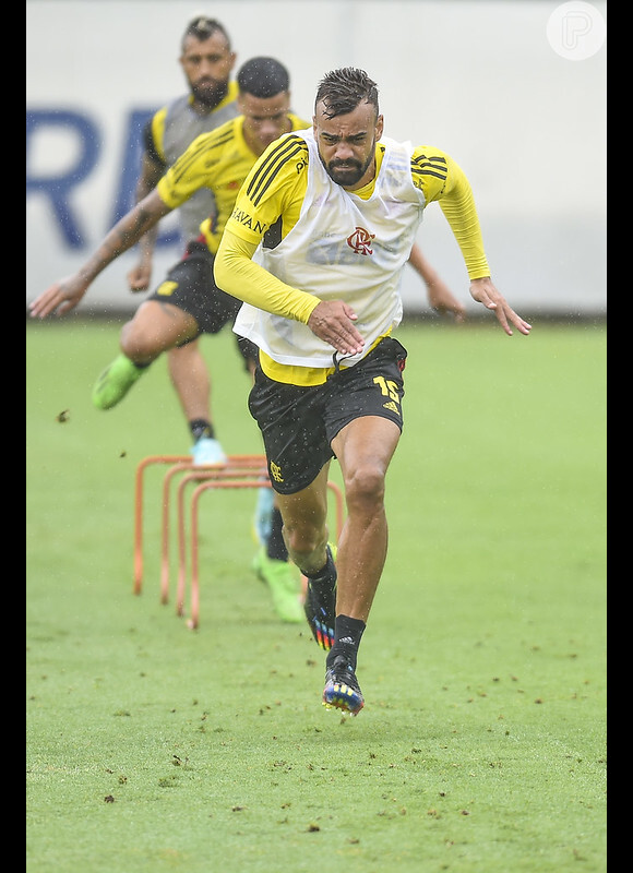 Flamengo x São Paulo pela 18ª rodada do Brasileirão 2023 não será exibido pela Globo em 13 de agosto de 2023; em foto de arquivo, Fabrício Bruno puxa o time em treino