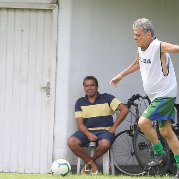 Chico Buarque sempre é visto jogando 'peladas' com os amigos